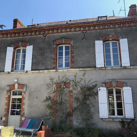 D'hotes - Ancienne Ecole St Joseph 住宿加早餐酒店 Chanzeaux